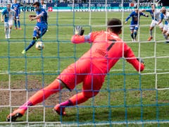 Goalie Heinz Lindner, der beste oder einzig gute Hopper, wehrt den Foulpenalty von Shkelqim Demhasaj ab (Bild: KEYSTONE/ENNIO LEANZA)