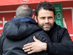Schöne Geste unter den Trainern Thomas Häberli und Uli Forte (Bild: KEYSTONE/ALEXANDRA WEY)