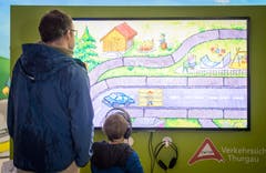 Auf einem grossen Monitor läuft ein Film zur Verkehrssicherheit. (Bild: Reto Martin)
