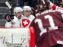 Vincent Praplan (links) und Torschütze Nico Hischier bejubeln das entscheidende 2:1 der Schweizer an der WM gegen Lettland (Bild: KEYSTONE/MELANIE DUCHENE)