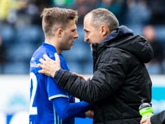 Luzerns Idriz Voca mit seinem Trainer Thomas Häberli: Wegen der GC-Chaoten blieb die Leistung des FCL ungekrönt (Bild: KEYSTONE/ALEXANDRA WEY)