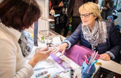 Eine Besucherin lässt sich die Fingernägel verschönern am Ladie's-Corner. (Bild: Reto Martin)