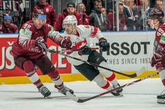 Christoph Bertschy (rechts) im Duell mit Arturs Kulda. (Bild: Andy Müller/freshfocus, Bratislava, 12. Mai 2019)