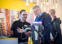 Eine Stromtankstelle weckt das Interesse dieses Messebesuchers. (Bild: Reto Martin)