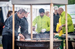 Das Küchenteam sorgt am Grill für das leibliche Wohl der Besucher. (Bild: Reto Martin)