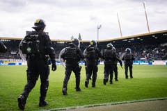 Polizisten reagierten und sicherten das Spielfeld. (Bild: KEYSTONE/Ennio Leanza, Luzern, 12. Mai 2019)