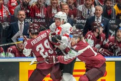 Man schenkt sich nichts: Hier wird der Schweizer Kevin Fiala in die lettische Zange genommen. Der Uzwiler steht bei den Minnesota Wild unter Vertrag. (Bild: Andy Müller/freshfocus, Bratislava, 12. Mai 2019)