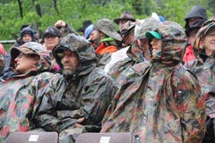 Die Militärpelerinen schützten die Gäste vor Regen und Kälte. (Bild: Paul Gwerder, Bürglen, 12. Mai 2019)