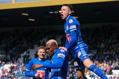 Doch es wurde auch Fussball gespielt – und da war der FC Luzern heute für GC zu stark. Hier bejubeln Idriz Voca, Blessing Eleke und Ruben Vargas das Tor zum 1:0. (Bild: Martin Meienberger/freshfocus, Luzern, 12. Mai 2019)