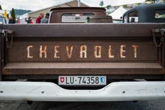 Der Chevrolet C10 Baujahr 1965 wird von einem 5,7 Liter Motor angetrieben.
