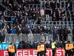 GC-"Fans» machten sich auch in Luzern ans Werk - und machten GCs bitteren Tag zu einem noch bittereren (Bild: KEYSTONE/ALEXANDRA WEY)