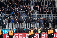 In der 68. Minute begann dann das unrühmliche Ende des Rekordmeisters, als ein Teil ihrer Anhänger von den Rängen stürmten. (Bild: KEYSTONE/Alexandra Wey, Luzern, 12. Mai 2019)