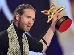 Das Berner Musiker-Duo Lo & Leduc hat den Prix Walo in der Sparte Pop/Rock gewonnen. Lorenz Häberli nahm die Trophäe entgegen, Luc Odier fehlte an der Preisverleihung. (Bild: KEYSTONE/WALTER BIERI)
