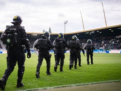 Es ist nie ein gutes Zeichen, wenn reihenweise Polizisten anrücken müssen (Bild: KEYSTONE/ENNIO LEANZA)