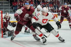 Es war ein umkämpftes Spiel zwischen Lettland und der Schweiz. Hier sind Arturs Kulda (links) Kevin Fiala im Gleichschritt. (Bild: Andy Müller/freshfocus, Bratislava, 12. Mai 2019)