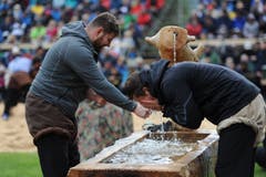 Trotz nasskaltem Wetter brauchten die Schwinger ab und zu eine Erfrischung. (Bild: Urs Hanhart, Bürglen, 12. Mai 2019)