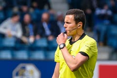 Schiedsrichter Alessandro Dudic entschied sich schliesslich, das Spiel abzubrechen. (Bild: Martin Meienberger/freshfocus, Luzern, 12. Mai 2019)