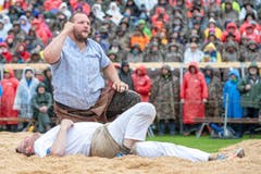 Sven Schurtenberger feiert seinen Sieg gegen Andi Imhof im ersten Gang. (Bild: KEYSTONE/Urs Flüeler, Bürglen, 12. Mai 2019)