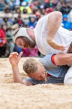 Auch Publikumsliebling Benji von Ah (oben) – hier gegen und Joel Ambühl – schritt am Urner Kantonalen ins Sägemehl. (Bild: KEYSTONE/Urs Flüeler, Bürglen, 12. Mai 2019)