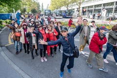 Ein «Hallo »für den Fotografen beim Inseliquai. (Bild: Urs Flüeler / Keystone, Luzern, 13. Mai 2019)