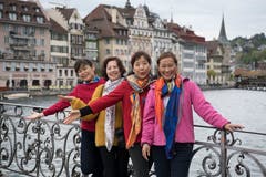 Posieren für das Erinnerungsfoto. (Bild: Nadia Schärli, Luzern, 13. Mai 2019)