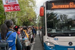 Wieder abgeholt werden die Gäste am Nachmittag von Bussen der VBL. Diese fahren die Touristen zur Messe Allmend. (Bild: Nadia Schärli, Luzern, 13. Mai 2019)