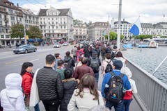 Touristen überqueren die Seebrücke. (Bild: Urs Flüeler / Keystone, Luzern, 13. Mai 2019)