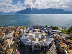Früher war die Arena zum See hin offen. Dieses Mal ist sie geschlossen. Der Regisseur Daniele Finzi Pasca wünscht sich, dass das Publikum ganz in die Show eintaucht. (Bild: Keystone/VALENTIN FLAURAUD)