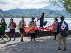 Die chinesischen Touristen posieren vor der idyllischen Kulisse. (Bild: KEYSTONE/URS FLUEELER)