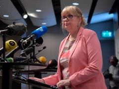 Die stellvertretende Direktorin der Staatsanwaltschaft, Eva-Marie Persson (im Bild), erklärte am Montag vor den Medien, es gebe immer noch Grund zur Annahme, dass sich Assange der Vergewaltigung schuldig gemacht habe. (Bild: KEYSTONE/AP TT News Agency/ANDERS WIKLUND)
