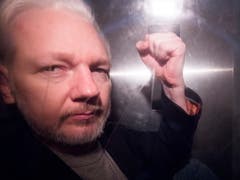 Die schwedische Justiz nimmt die Ermittlungen gegen Wikileaks Co-Gründer Julian Assange wieder auf. (Bild: KEYSTONE/EPA/NEIL HALL)