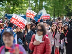 Am Montag reisten gegen 4000 chinesische Touristen nach Luzern. (Bild: KEYSTONE/URS FLUEELER)