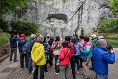 Auch das Löwendenkmal besuchen die Touristen. (Bild: Urs Flüeler / Keystone, Luzern, 13. Mai 2019)