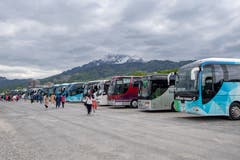 Die Cars der Reisegruppe wurden nach dem Ausladen der Besucher beim Inseli direkt auf der Allmend parkiert. Von dort aus fahren die Reisebusse dann wieder zurück nach Basel und Zürich, wo die Touristen übernachten. (Bild: Urs Flüeler / Keystone, Luzern, 13. Mai 2019)