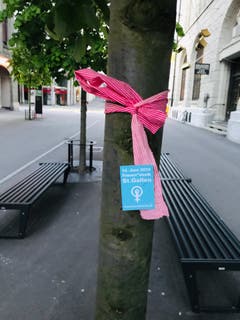 Der Hinweis auf den Frauenstreik an der Gutenbergstrasse beim Bahnhofplatz.