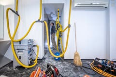 Über dem Kosmetik- und Coiffeurladen Baettig in der Multergasse St. Gallen ist ein Boilder geplatzt. Das ganze Geschäft stand unter Wasser und muss nun komplett renoviert werden. (Bilder: Urs Bucher)
