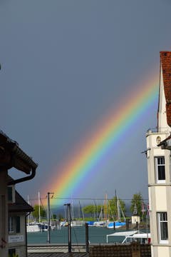 Ein farbintensiver Regenbogen über dem Hafen von Romanshorn. (Bild: Hansjürg Oesch)