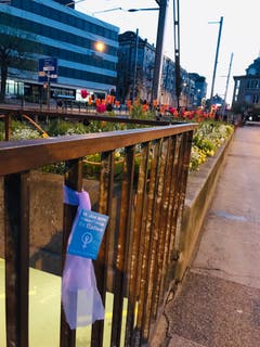Ein rosa Mäschlein mit Streikaufruf an der Bahnhofstrasse.