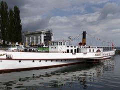 Zwischenzeitlich ein schwimmendes Restaurant: Seit dem Sommer 2014 verkehrt die «Neuchâtel» wieder in Fahrplandienst. (Bild: Keystone/SALVATORE DI NOLFI)