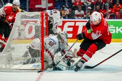 Dritter Sieg im dritten Spiel: Torschütze Kevin Fiala beschäftigt Torhüter David Kickert. (Bild: Andy Müller / Freshfocus, Bratislava, 14. Mai 2019)