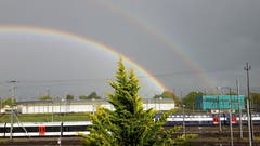 Ein doppelter Regenbogen über Romanshorn. (Bild: Wendolin Stieger)