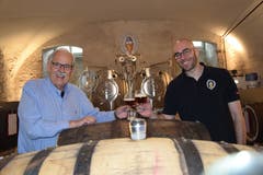 Prost: Martin Wartmann, Verwaltungsratsmitglied der Brauerei, zusammen mit einem der Braumeister.