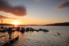Romantischer Sonnenuntergang am Sempachersee. Ein sympathisches Wesen wacht über den See und bläst die Wolken weg. (Bild: Xaver Husmann, Sempach, 13. Mai 2019)