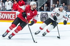 Simon Moser (links), verfolgt von Michael Raffl. (Bild: Melanie Duchene / Keystone, Bratislava, 14. Mai 2019)
