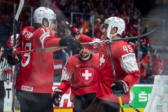 Pass von Nico Hischier (rechts), Kevin Fiala (links) trifft: 1:0 für die Schweiz. (Bild: Melanie Duchene / Keystone, Bratislava, 14. Mai 2019)