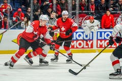 Philipp Kurashev (vorne) führt den Puck, beobachtet von Lino Martschini. (Bild: Andy Müller / Freshfocus, Bratislava, 14. Mai 2019)