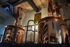 Nicht alles ist Gold, was glänzt: In den beiden massiven Kupferkessel werden Hopfen und Malz aufgekocht.