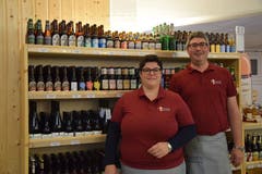 Conny und Christof Widmer sind beide seit Jahren spezialisiert auf Bier. Ihr Laden hat über 500 unterschiedliche Biere im Angebot.