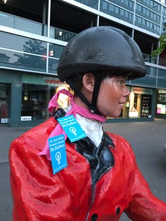 Auch der Plastikreiter, der für den CSIO wirbt, wurde dekoriert.
