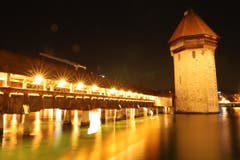 Auch in der Nacht zeigt sich unsere Kapellbrücke von ihrer schönsten Seite für unsere Touristen. (Bild: Xaver Husmann, Luzern, 14. Mai 2019)
